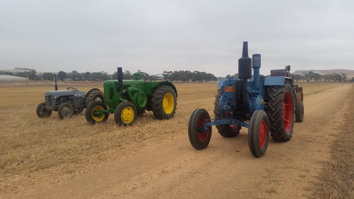 AmeliaGenis's tweet photo. Daardie groen trekker in die middel staan en luier al heel oggend bewend van die inspanning @landbou #landbou #oesdag https://t.co/Pg13fj2pUu