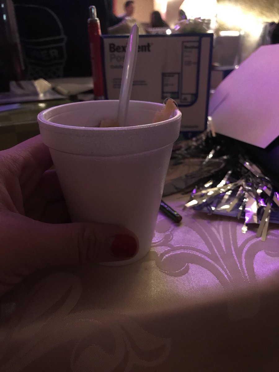 carolina_illan's tweet photo. Anexo foto del vaso de ponche disfrazado de esquite 😭
#cenaDentistas #Bexident 🤣 https://t.co/EigSfGMY7v