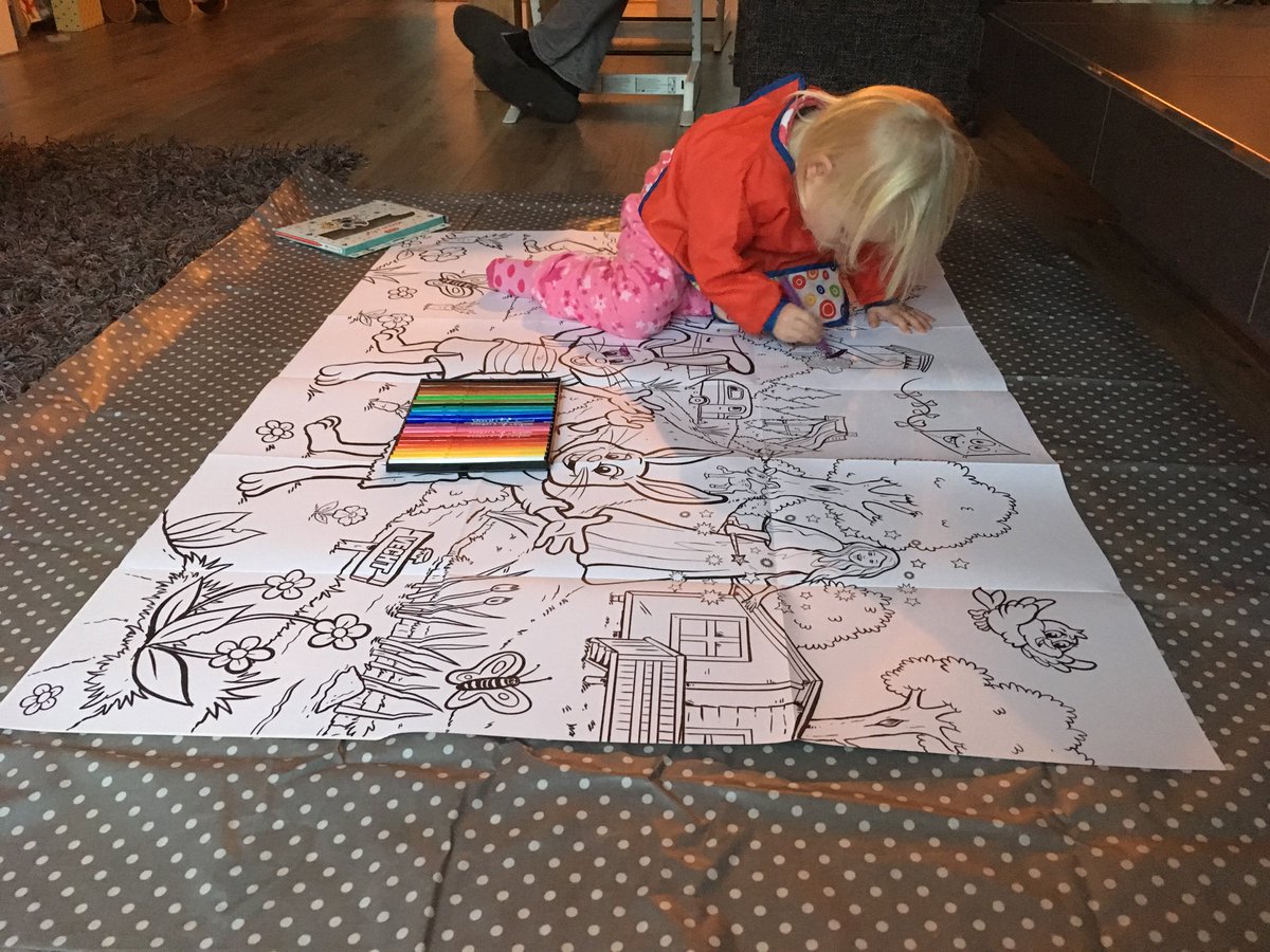 carin_jansen's tweet photo. Tijdens het kleuren van de levensgrote kleurplaat van @Bultje droomt onze dochter van de volgende zomervakantie op de @BeerzeBulten! https://t.co/pDMcD7ICMH