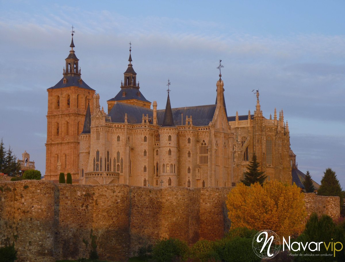 NAVARVIP's tweet image. Queremos comenzar oficialmente el fin de semana con esta preciosa imagen de la catedral de Astorga al atardecer... 

6/7 
Fotos de El Camino de Santiago