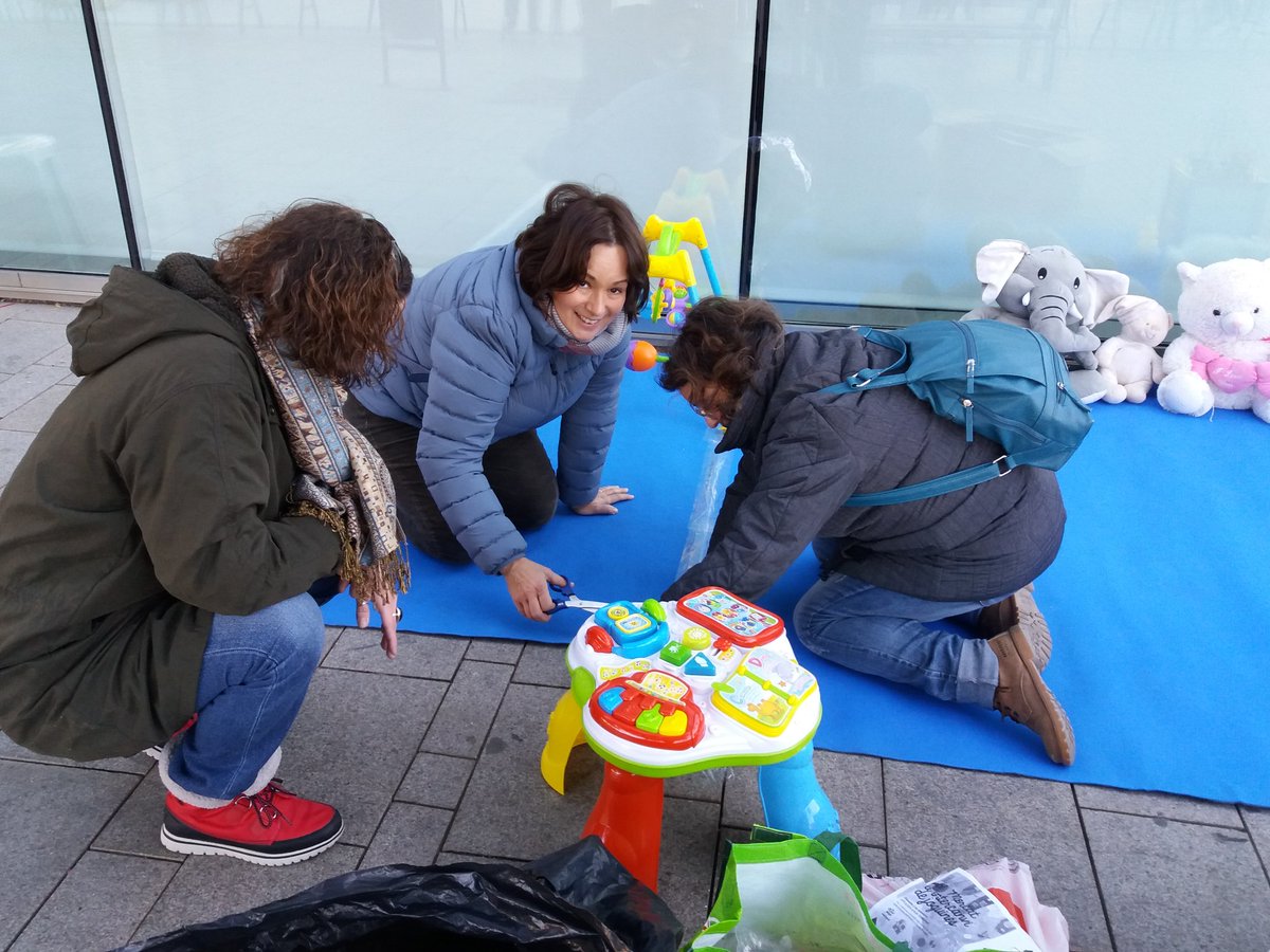 ElPratEducacio's tweet photo. En marxa el muntatge del Mercat d'intercanvi de joguines de les AMPA/AFA a la pl. Catalunya. A les 11h us hi esperem famílies! @FaPaCcat @ajelprat #ampaprat #elprateduca #nadalaprat https://t.co/kflvfXo7u6