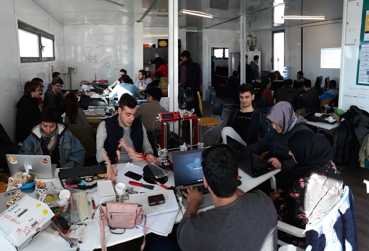 inno_campus's tweet photo. InnoCampus #Üreten #Festival'de son 3 saat! Takımlar festival bitene kadar öğrenerek üretmeye devam ediyorlar.
#InnoCampusŞanlıurfada #InnoWithoutBorders #girişimcilik #harranuniversitesi #startup #innocampus #makers #CNC #3byazici #3dprinter #drone #AR #IoT #Teknoloji https://t.co/gSbPZCDSC8