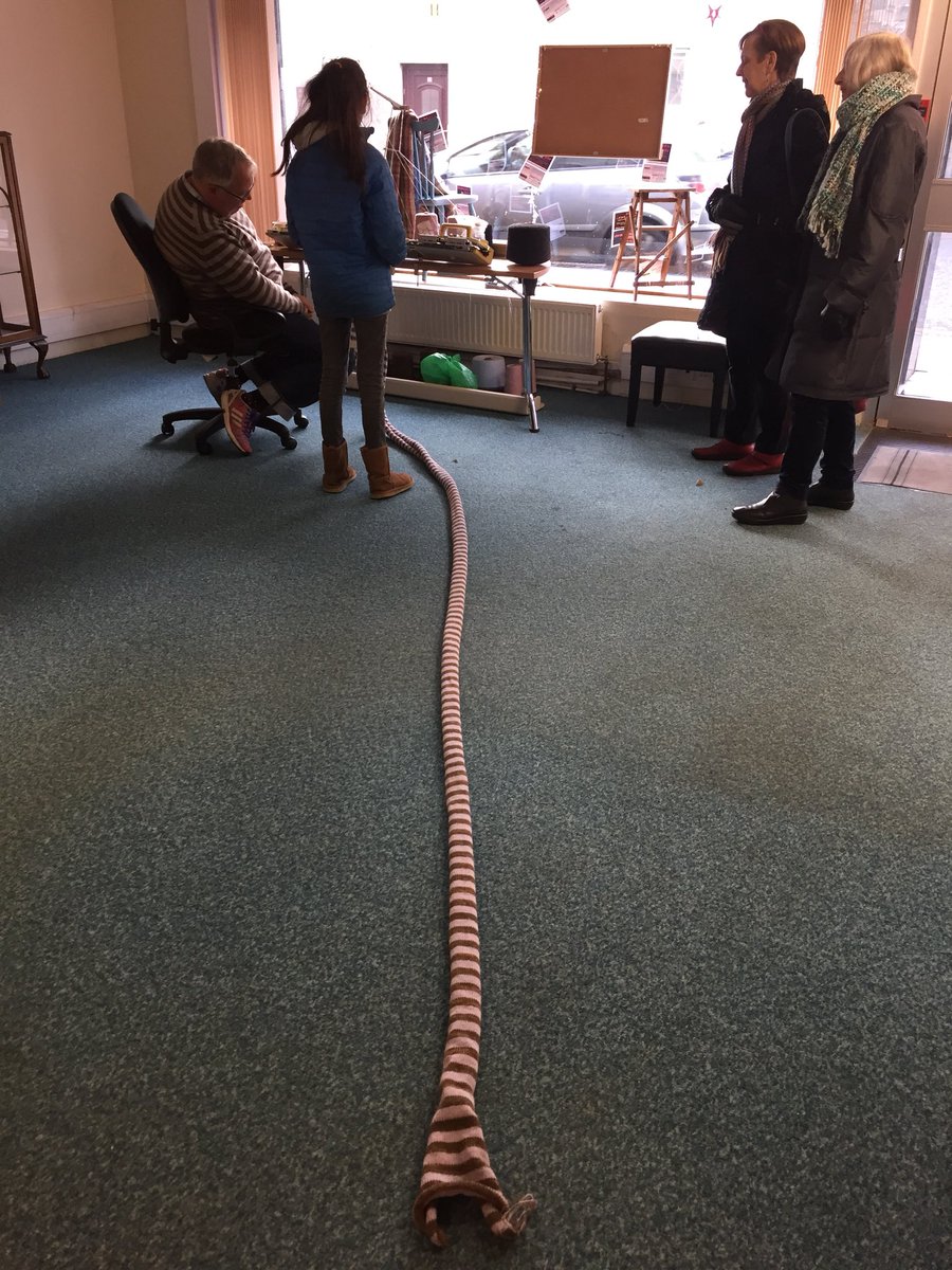 coathanger2018's tweet photo. The scarf is growing! #knittingthebiggestscarfingalashiels with @marktimmins - come &amp; see Venue 50, Islsmd Street TODAY! 10-4 &amp; 6-8! #buylocal #crafts #books https://t.co/bHV2EnTuOV