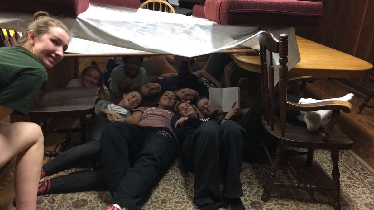 Sengbball's tweet photo. night one in the books for sengbb!! best team #wemadeafort #andafire #standard https://t.co/OipcHZgZGU