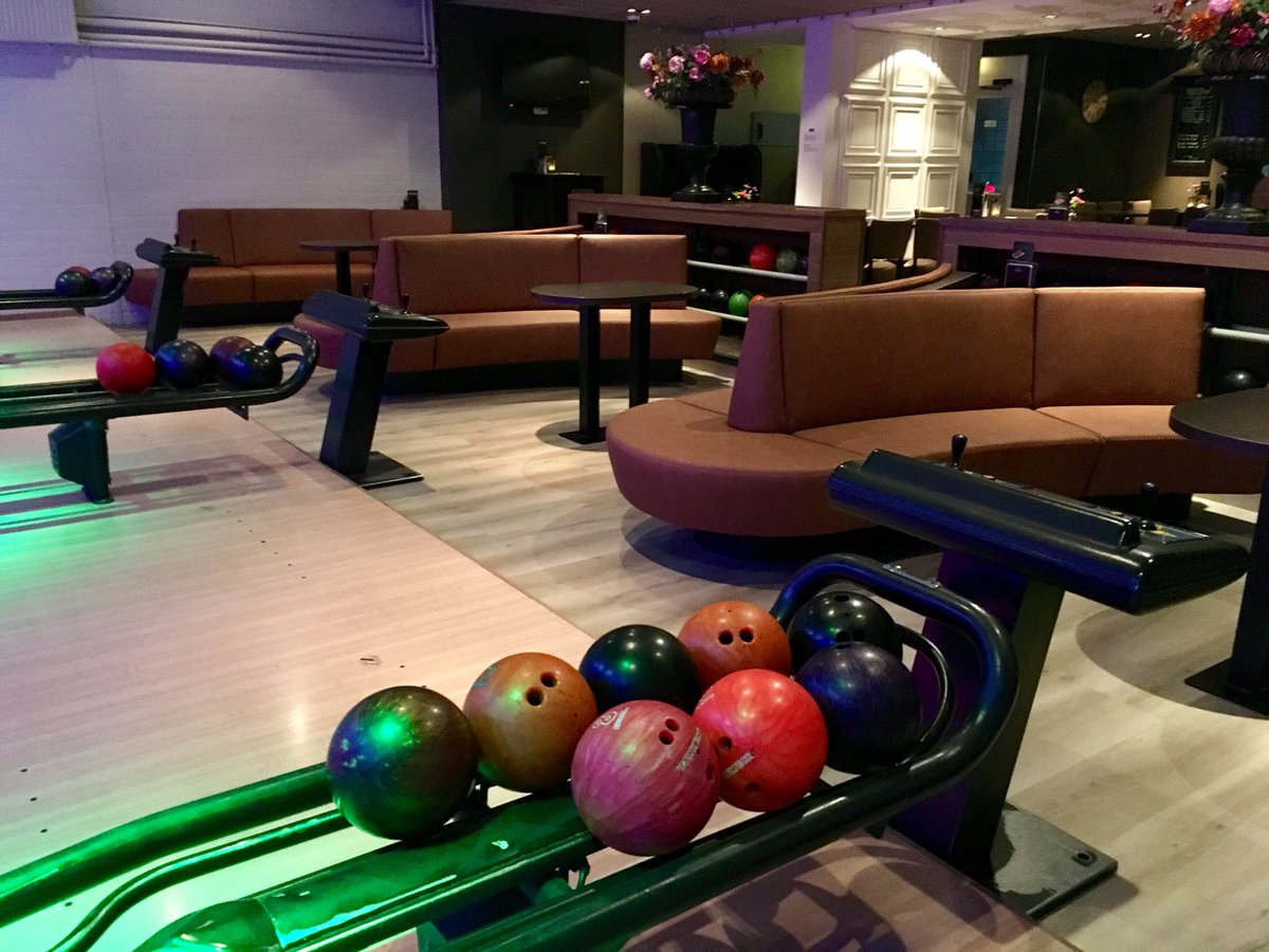 Nieuw! Onze oude bowlingstoelen zijn vervangen door mooie banken. #mooi #putten #bowlen