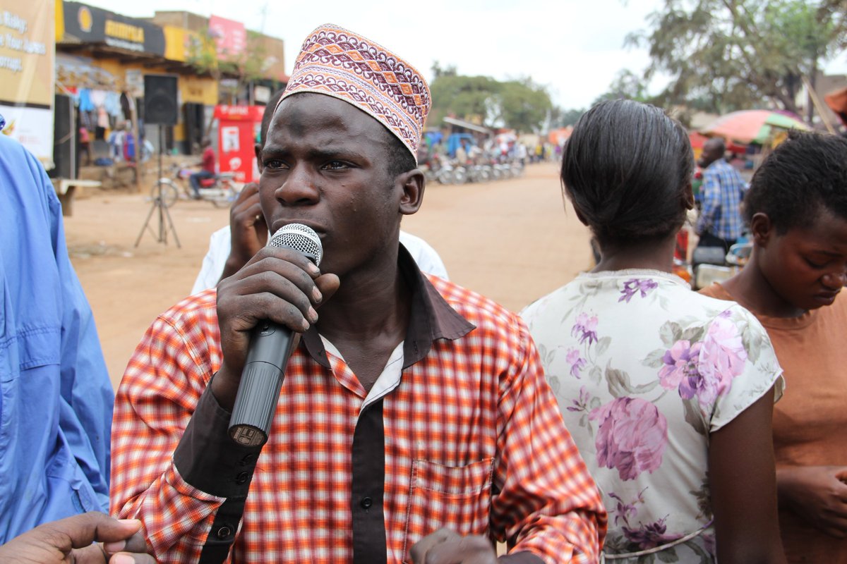 PPDAUganda's tweet photo. This is Serious!!
Corruption among public servants pains people of Lyantonde market to Crying point...!! They want ZERO TOLERENCE to Corruption. PPDA's Senior Public Relations Officer Sylvia Kirabo found out during the #AntiCorruptionWeek2017 Caravan to Western Uganda. https://t.co/6ymiu2vivJ