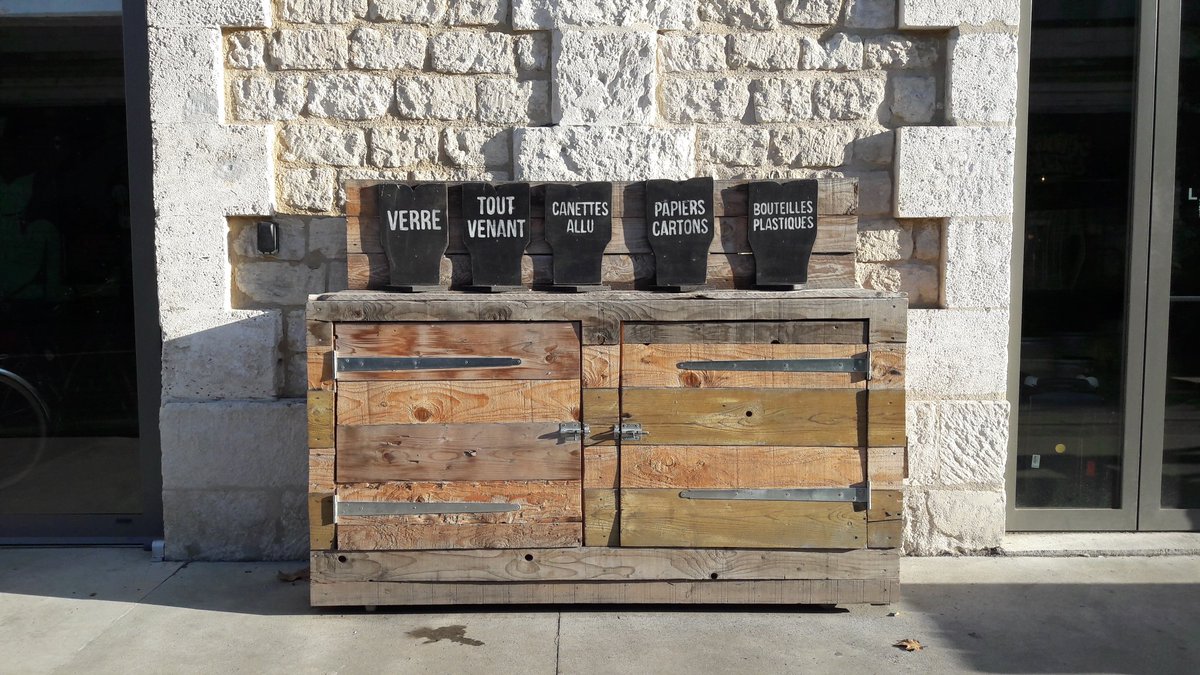 FrancoisCharlet's tweet photo. T'as vu @Ficelledebout chez @DarwinBdx on trouve nos passions respectives #luckylefthand #tridesemballages https://t.co/bACX5aXaGG