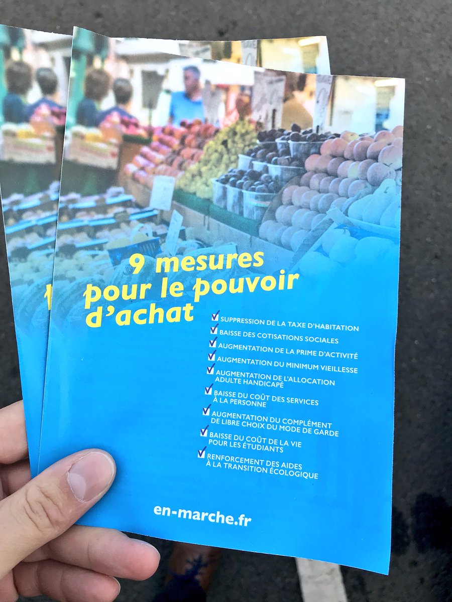 SudVendee_EM's tweet photo. Opération matinale au marché de #FontenayleComte, nos militants ne craignent rien, même pas le froid, pour informer les Français sur l’augmentation de leur pouvoir d’achat.
#SudVendée #EnMarche https://t.co/3ROdgg0QQ7