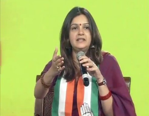 RahulGandhiiFan's tweet photo. जब मनमोहन सिंह जी 2012 में गुजरात प्रचार के लिए आए थे तब मोदी जी कहते थे कि कांग्रेस PM को गुजरात क्यों भेज रहे हैं, अब @BJP4India बताएं कि वह ऐसा क्यों कर रही है-  @priyankac19 Ji 
#GujaratManthan https://t.co/yAJeyOKBbd