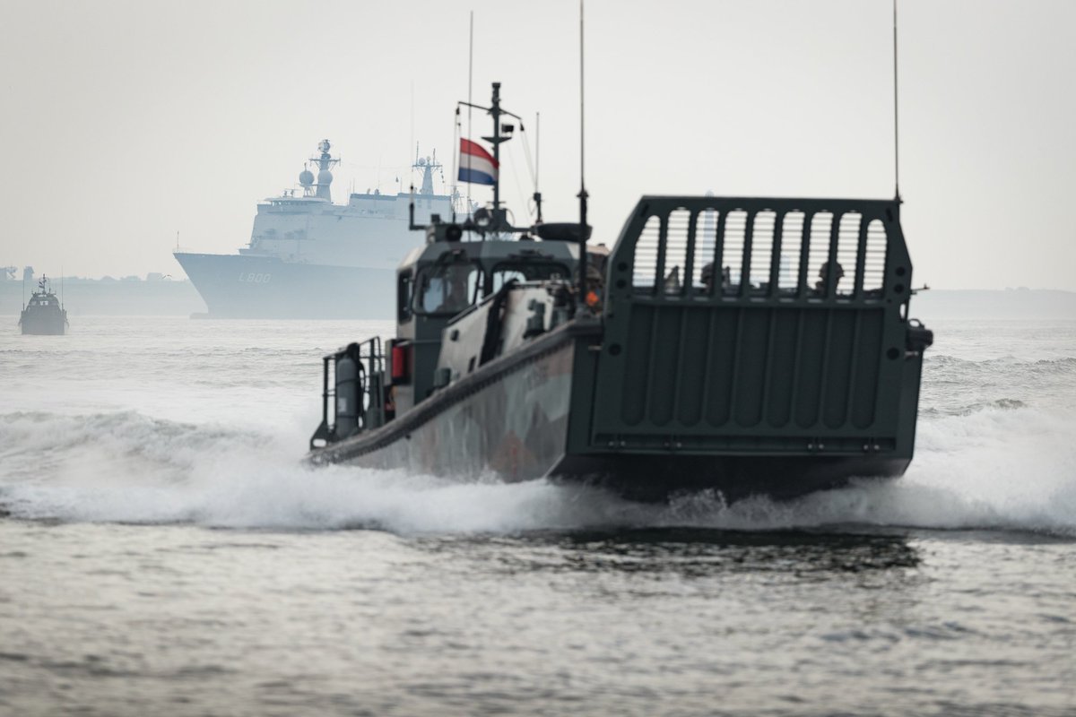 kon_marine's tweet photo. Niet iedereen bij de marine is 'marinier', terwijl dat vaak wel zo gebruikt wordt. In de illustratie een (zeer) vereenvoudigde weergave van het verschil. Vanzelfsprekend werken vloot en het @KorpsMariniers intensief samen voor veiligheid op zee, vanuit zee en aan land! https://t.co/6Sef5Yai6D