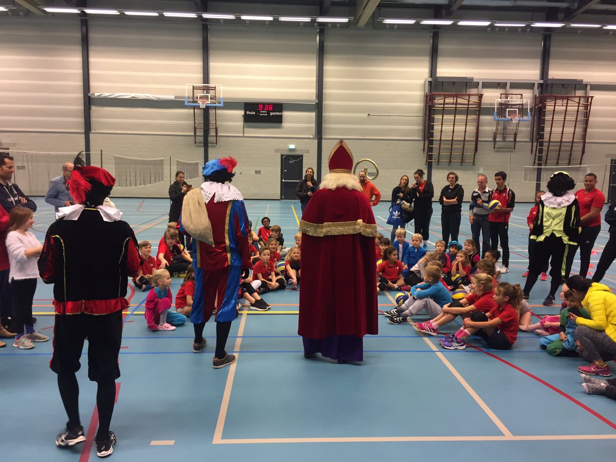 TweetKalinko's tweet photo. @volleybal training van CMV bij Kalinko, met Kalinko Dames 1, Heren 1 en Sinterklaas als trainer. https://t.co/UXuMnyT7Mc