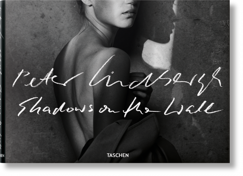 enmodAOn's tweet photo. Peter #Lindbergh dijo "Lo meramente hermoso siempre me ha aburrido. Me interesa lo poderoso y real". Su libro, "Shadows on the wall" (Taschen), refleja su empatía por las mujeres talentosas https://t.co/aWEplcwvrx #photography #fotografía #mujer #woman https://t.co/SQ2D3ZDYFU
