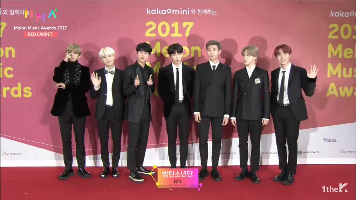 pearlxnee's tweet photo. THEY CAME RIGHT TOGETHER.MY MULTIFANDOM ASS CANNOT HANDLE 😭💙💜💚
#MMA2017 #BTSMMA #EXOMMA https://t.co/0XLUEGOeoC