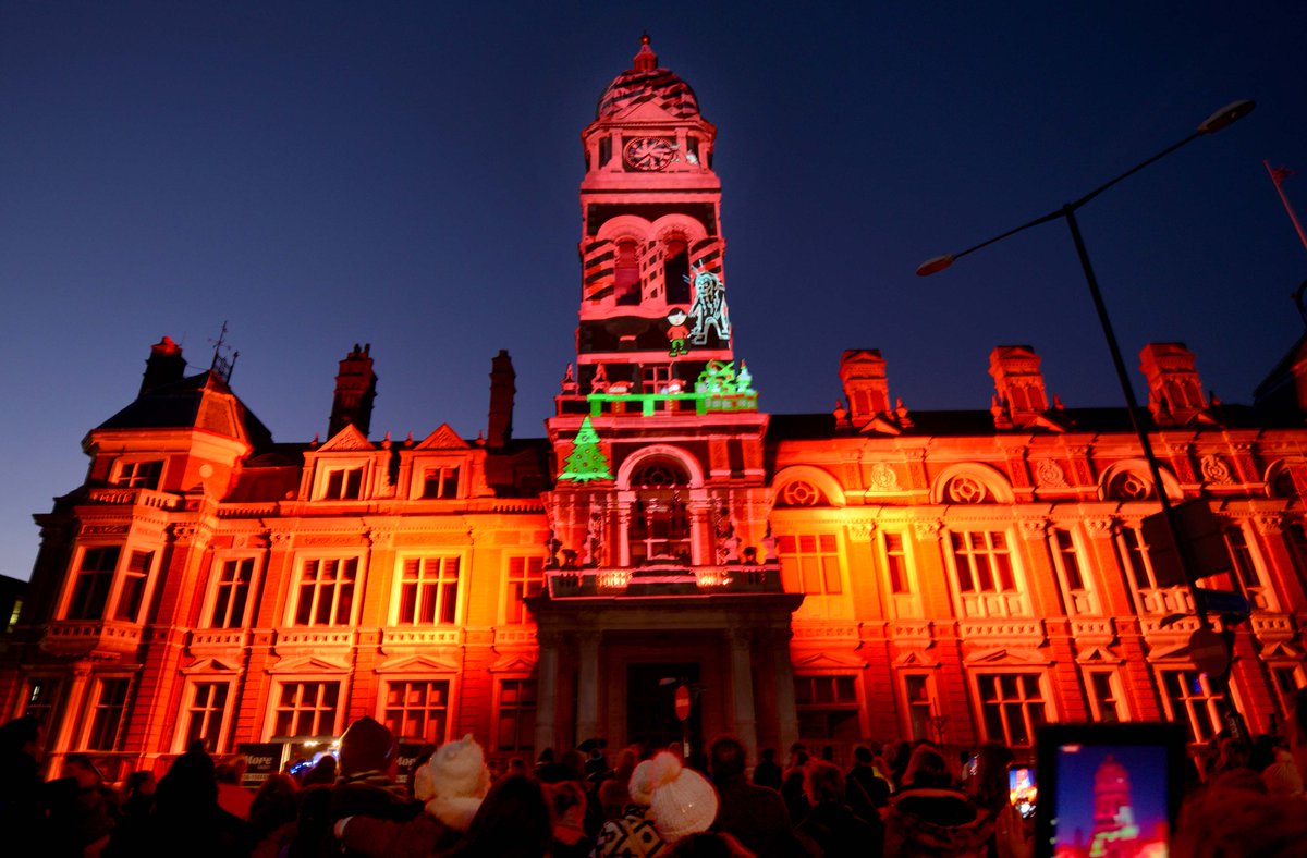 Eastbournenews's tweet photo. Here's our photo gallery from yesterday evening's fantastic Neon Noel and Little Christmas in Little Chelsea #Eastbourne #NeonNoel #EastbourneTownHall #LittleChelsea #LittleChristmasInLittleChelsea #WestEndStudios https://t.co/ay4mwB6uWC https://t.co/CYx3bTzbUu