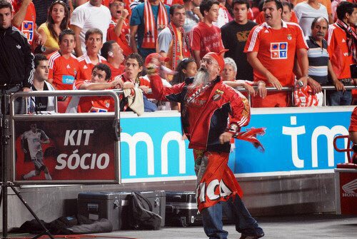 nunovalinhas's tweet image. Sou do tempo em que se podia invadir o campo (banco de suplentes é para meninos), agredir um árbitro, voltar à bancada ainda com a porta aberta, mandar o segurança embora e só depois é que vinha a polícia. #FutebolitoPortuguês