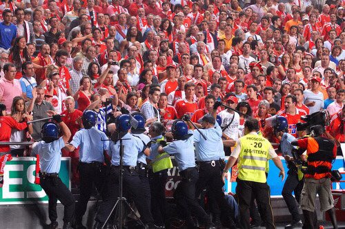 nunovalinhas's tweet image. Sou do tempo em que se podia invadir o campo (banco de suplentes é para meninos), agredir um árbitro, voltar à bancada ainda com a porta aberta, mandar o segurança embora e só depois é que vinha a polícia. #FutebolitoPortuguês