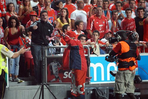 nunovalinhas's tweet image. Sou do tempo em que se podia invadir o campo (banco de suplentes é para meninos), agredir um árbitro, voltar à bancada ainda com a porta aberta, mandar o segurança embora e só depois é que vinha a polícia. #FutebolitoPortuguês