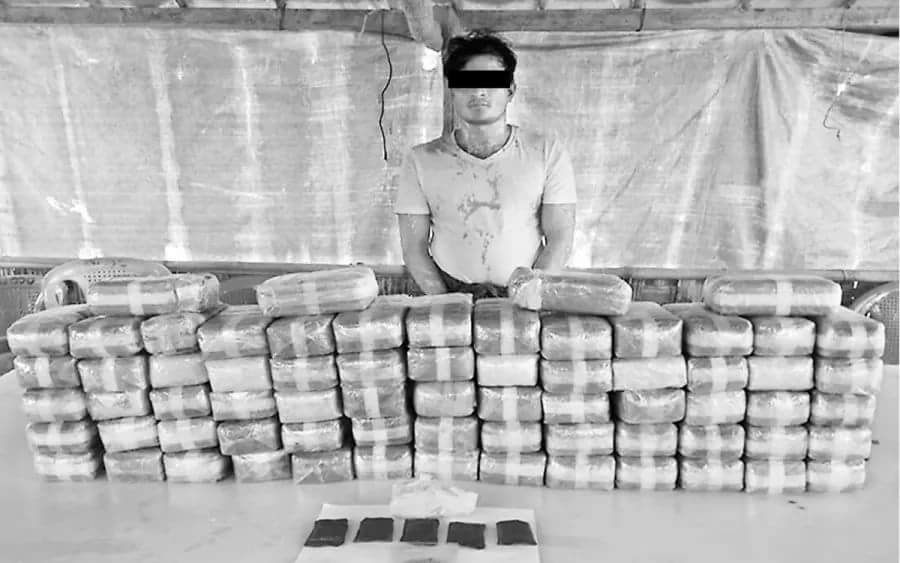 Drug Trafficker #Bengali manarrested  Myanmar security forces in #Maungdaw township, #Rakhine State arrested a boat in Naff  river at 6 am on November 30th.On the boat, Maw Noh, a Bengali man was seized with 600,000  tablets of #WY stimulants (estimated worth of 1m #US dollar).