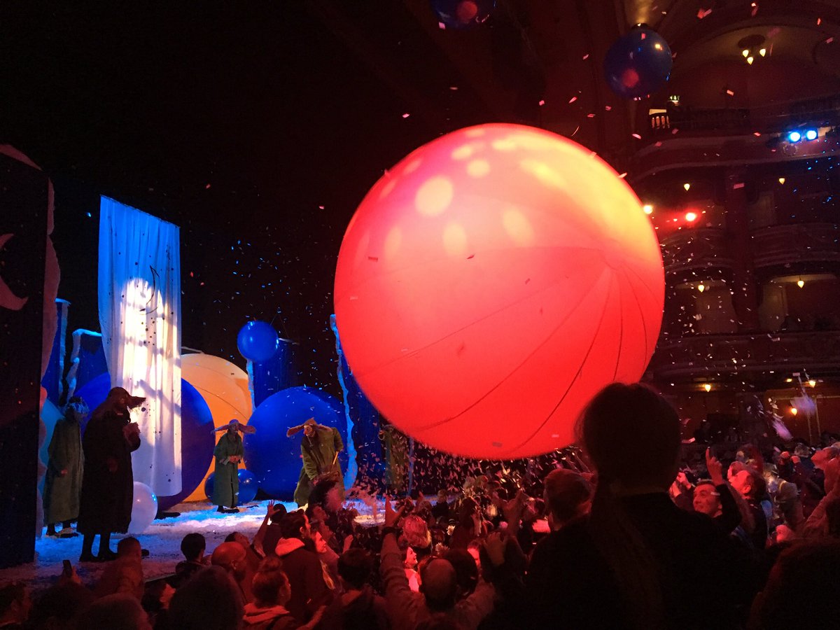 <a href="/SlavasSnowshow/">Slava's Snowshow</a> loved last night <a href="/BristolHipp/">The Bristol Hippodrome</a> #amazing #snowshow