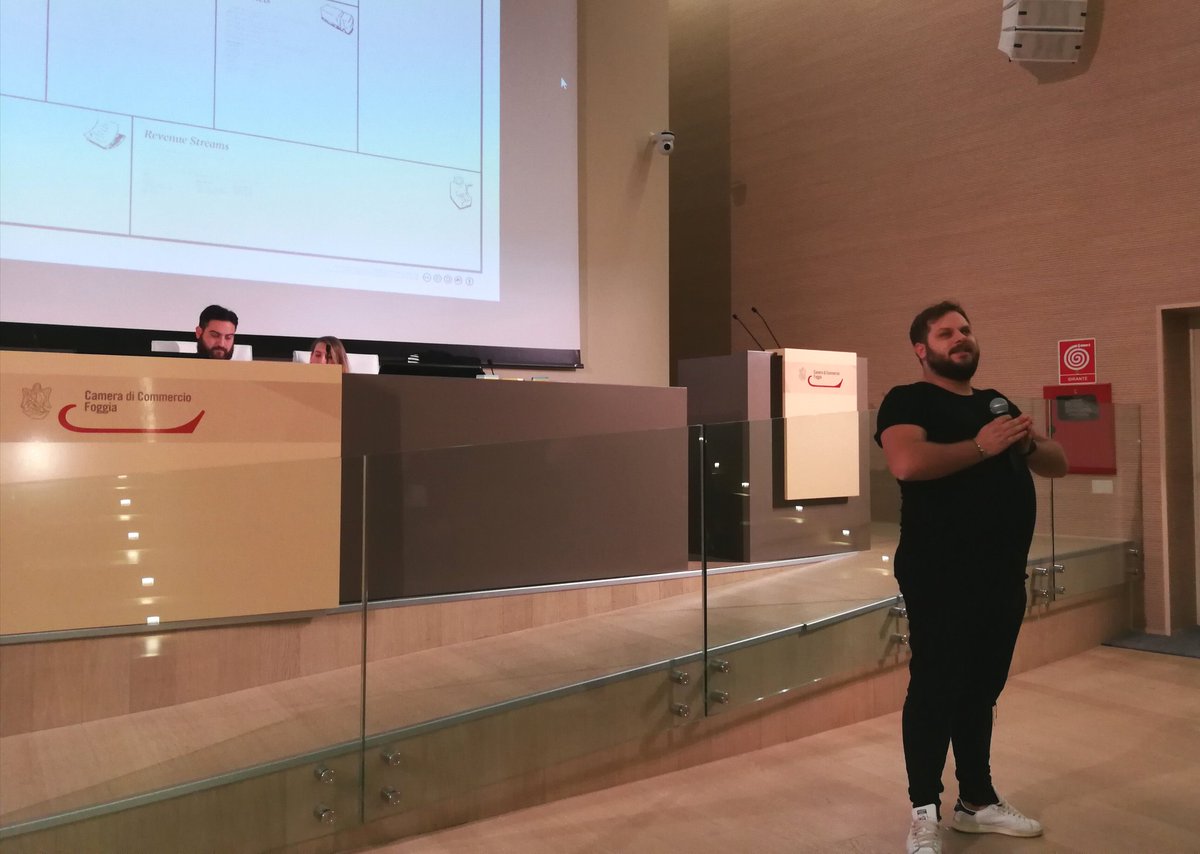 swfoggia's tweet photo. @PakyMR su Business Model Canvas.
#swf17 #swfoggia #foggiarocks https://t.co/NE3iqMJD99