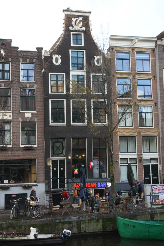 OZ Voorburgwal 67, links in 2015, rechts in 2017, nu met opzichtige lichtreclame. Mag niet op de gracht. Toch gebeurt het, omdat het kan.