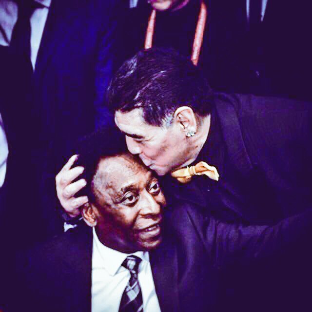 SpheraSports's tweet image. 📷 Y a esta foto la llamaremos: ‘D10S besando al Rey’