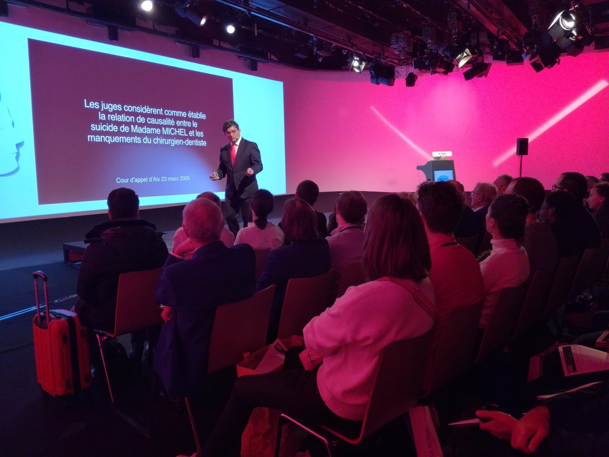 adfasso's tweet photo. Il y a quelques instants salle Le Studio, applaudissements pour les trois conférenciers Corinne Lallam @VianneyDescroix @marcsabek qui ont donné en 3x18 minutes toutes les clés pour "Réussir sa relation avec son patient" #ADF2017 #dentistes https://t.co/uHXwUthoAW