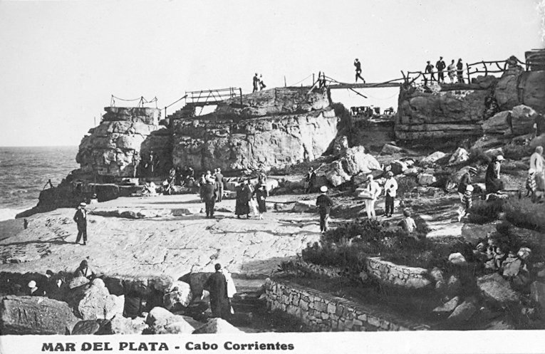 FotosFamiliaMdP's tweet photo. Increíble Mar del Plata de 1930: Cabo Corrientes, con puentes entre las rocas para los turistas.
https://t.co/BnLHPBuhsJ https://t.co/enopqULwlh
