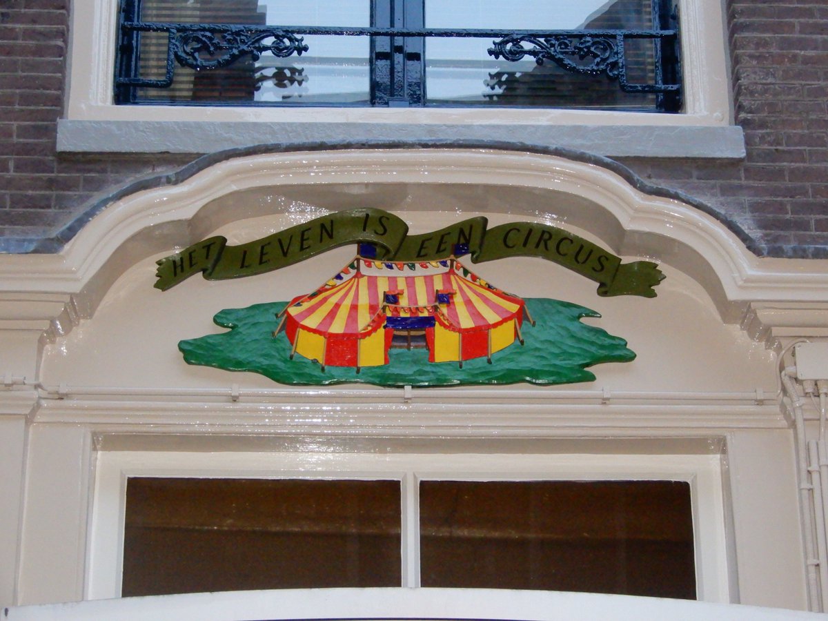 Houtsnijder Kees van Mierlo bekijkt zijn kunstwerk, ­op Casablanca samen met Onno Boers, secretaris van de Vereniging Vrienden van Amsterdamse Gevelstenen © Schuim/ VVAG