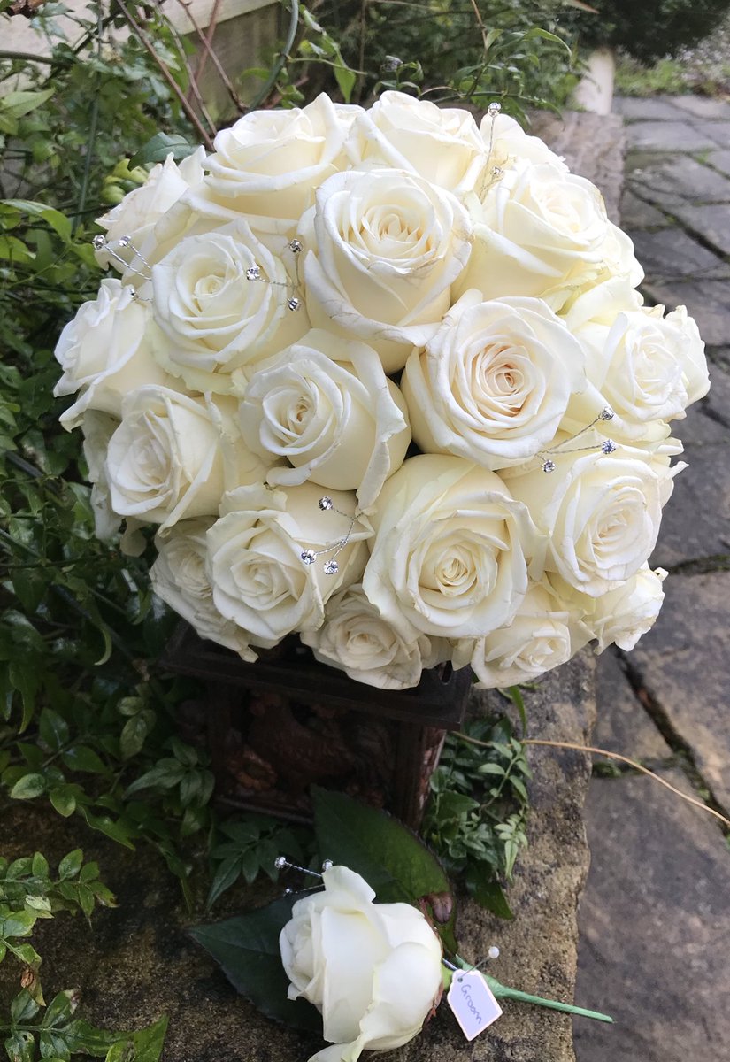 MelisxHoneybee's tweet photo. Ivory roses for todayβs bride complete and delivered! Good mornings work complete followed by delicious bacon butty and coffee! π #weddingflowers #bridalbouquet #ivoryroses https://t.co/dzEpXV5V0i