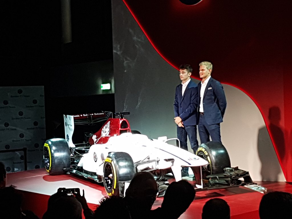 <a href="/Charles_Leclerc/">Charles Leclerc</a> e <a href="/Ericsson_Marcus/">Marcus Ericsson</a> svelano la <a href="/SauberF1Team/">Sauber F1 Team</a> <a href="/alfa_romeo/">Alfa Romeo</a> al museo #AlfaRomeo di #arese
