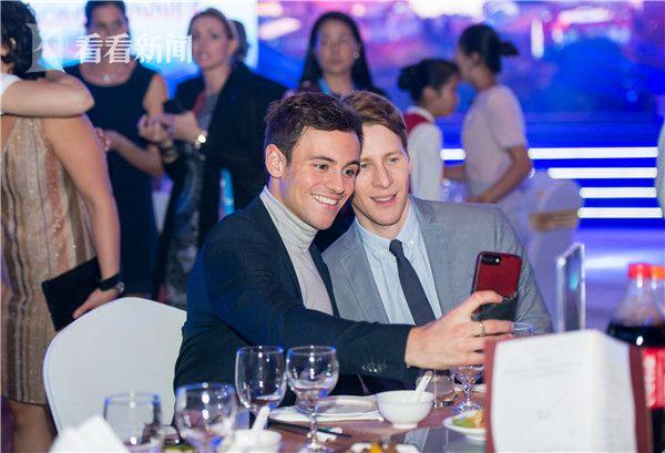 TomDaleyNewsIG's tweet photo. Welcome Dinner. FINA World Aquatics Gala 2017. December 1, 2017. Sanya, China. #TomDaley #DustinLanceBlack #Finagala #FinaAwards2017 #FinaGala2017 #Diving #Fina #FINAbestathletes #FINAsoireedesetoiles #FINAaquatics https://t.co/Y5mY1Yt1j3