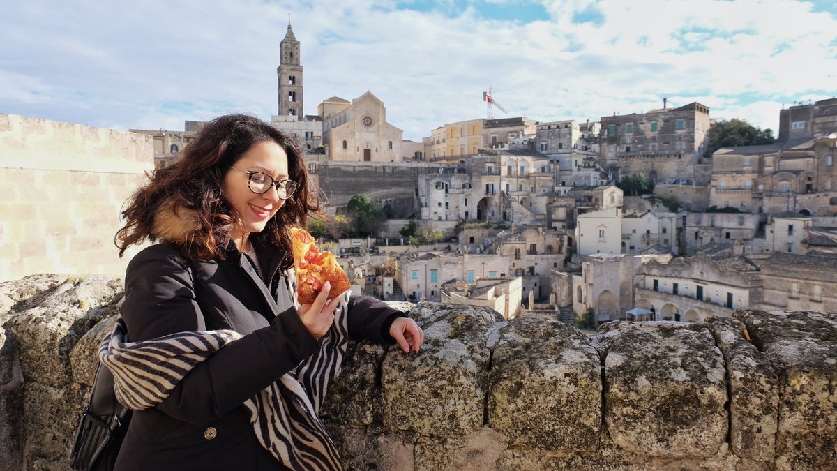 La felicità. Passeggiare tra i sassi di Matera mangiando la focaccia. 
Cose semplici che rendono tutto speciale. #Matera #sassidiMatera