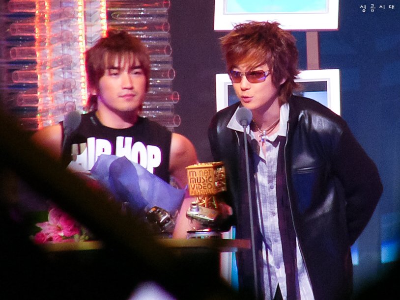 20031127 울 오빠 생일에 한 엠넷 MMF에서의 민셩 수상장면💕 울오빠 부리입 1초전😚 #신화 #이민우 #신혜성 #해도해도끝이없는 외장하드정리. 시상식보다#추억여행