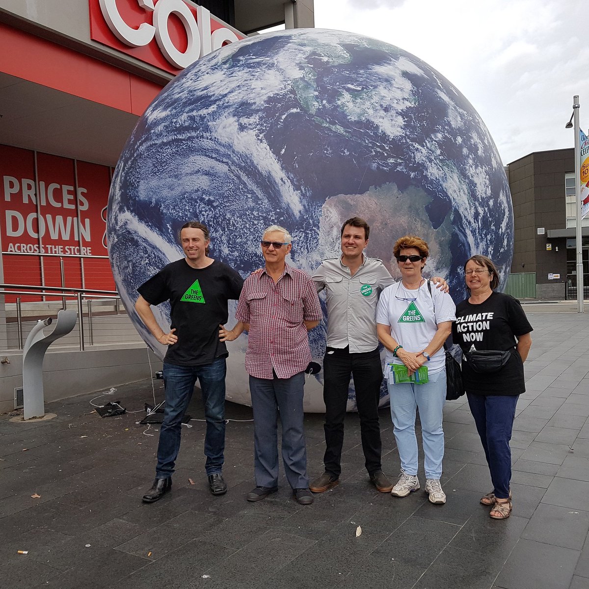 WEST RYDE - EARTH BALL EVENT
The earth ball event today (Saturday, 02 December 2017) was the impetus for a massive Greens leafletting of the West Ryde Marketplace, with Jeremy Buckingham, to local area pedestrians and houses. #REG #Greens #Bennelong #JustinAlick #JeremyBuckingham