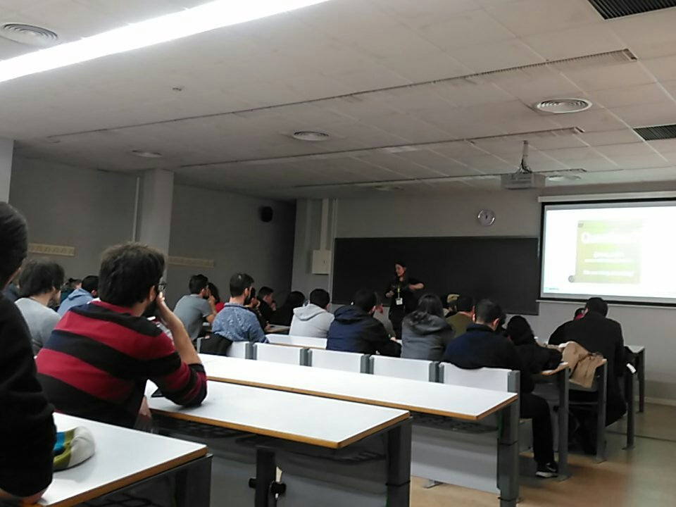 GDGCordobaESP's tweet photo. Gran charla de @Laura_Morillo #Docker&amp;Kubernetes #devfest17odb https://t.co/Ye1wUcgNnb
