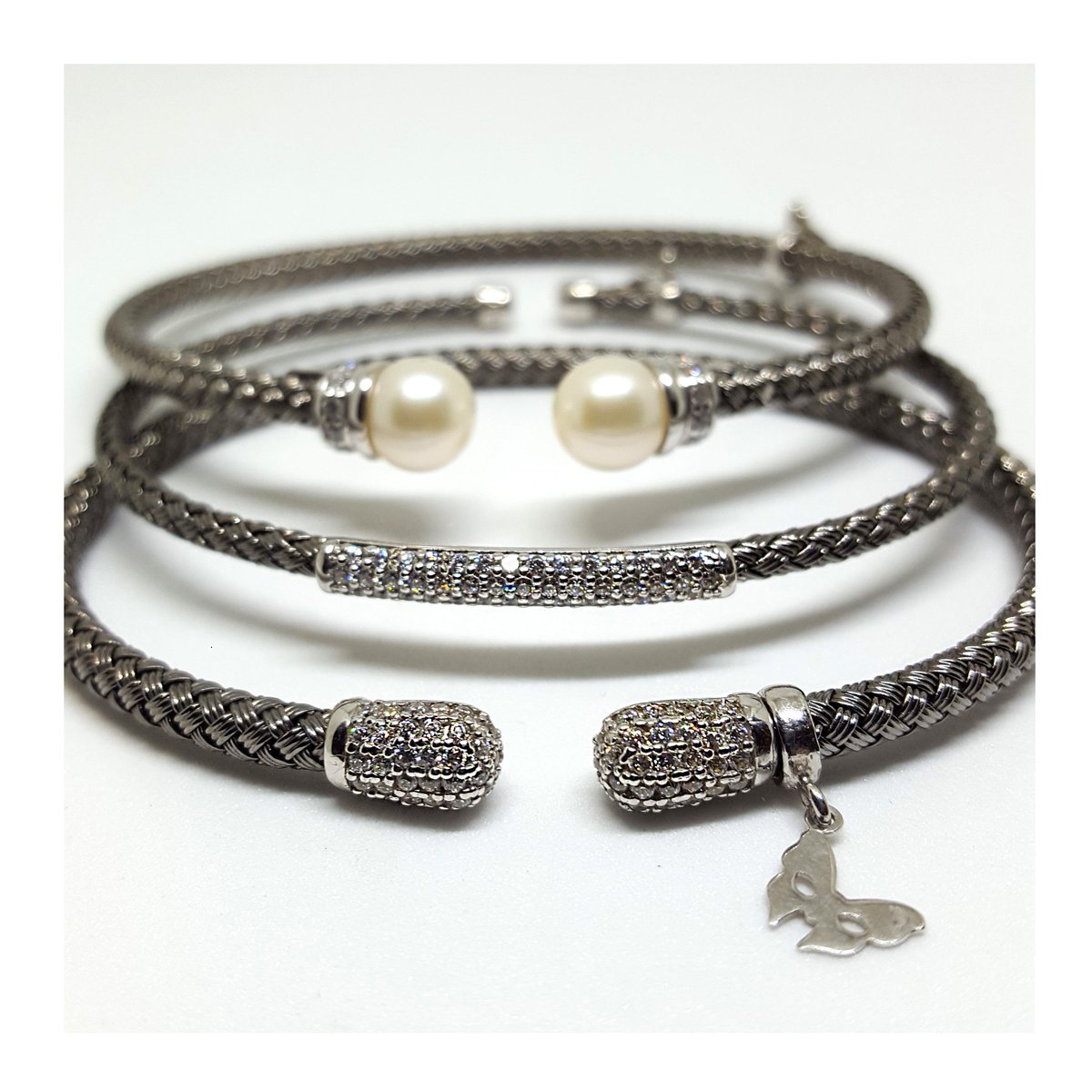 Vamp_London's tweet photo. Intricately woven bracelets in Italy 🇮🇹 A craftsmanship in itself and our kind of Saturday festive sparkle ✨ Weekend offers are here for you https://t.co/zEGSYVUSu2 👈 https://t.co/szVvNgAkKD