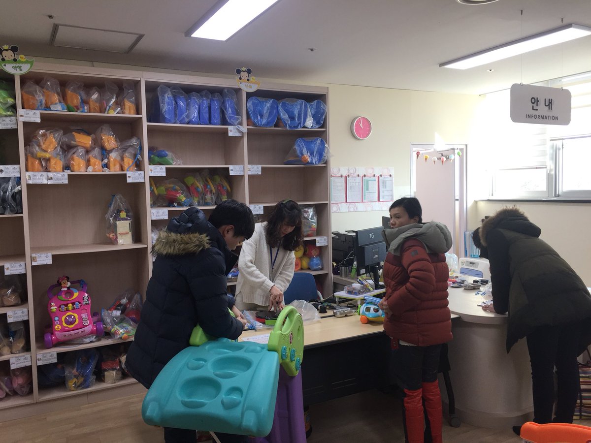 parksungmu's tweet image. 용인시 #육아종합지원센터 장난감 도서관 찰칵~ 돌복 대여도 한다. yicare.or.kr/main/index.php