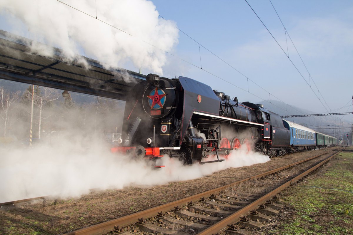 Mikulášský parní vlak v Karlštejně. V čele párovka Šlechtična, zezadu pomáhal brejlovec. Zpět do Prahy Šlechtična couvala. 🚂