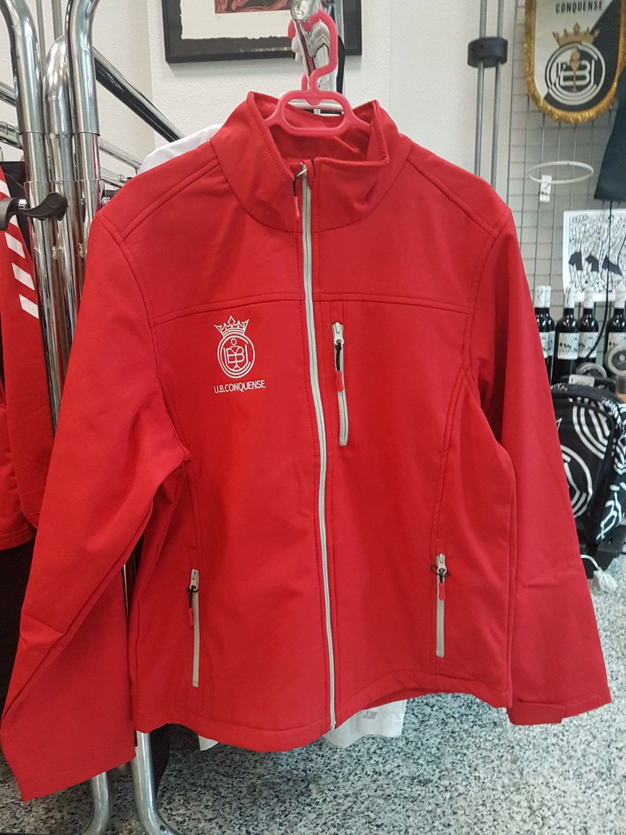 TiendaUBC's tweet photo. Seguimos con nuestras Navidades Balompédicas, y como el frío y la nieve ya están aquí hoy te presentamos estas fantásticas chaquetas de neopreno y este albornoz blanquinegro 😍⚽🖤

RT si te gustan https://t.co/UNmY3u1cSY