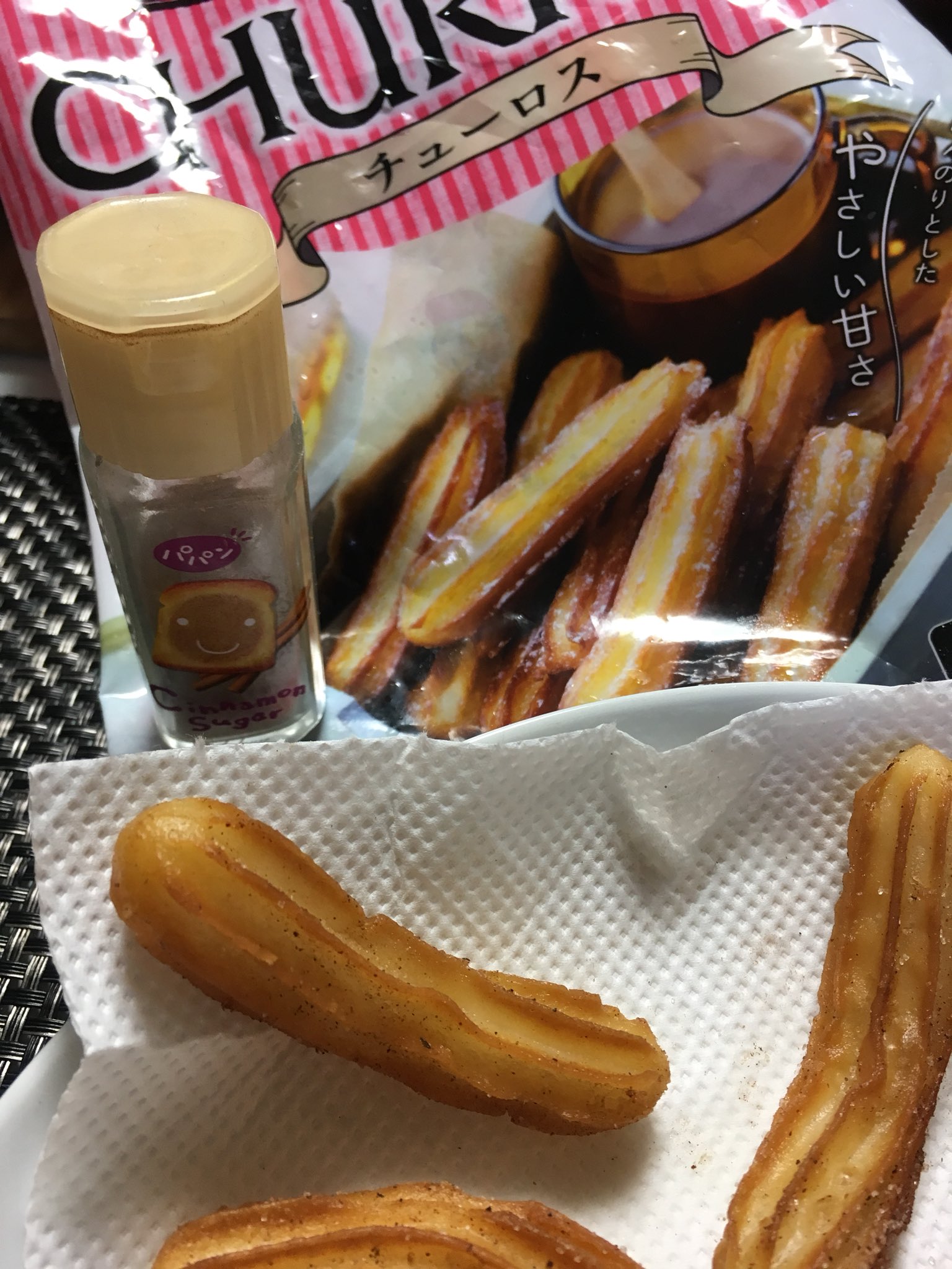 Zena Twitter પર 業務スーパーの冷凍チュロス こんな感じ 一個12 15g 強火で音が小さくなるまで揚げ 約3分 紙の上にあげてじっと3分待つ あとは100均とかで売ってるシナモンシュガーかけるだけで 揚げたてウマウマ神の