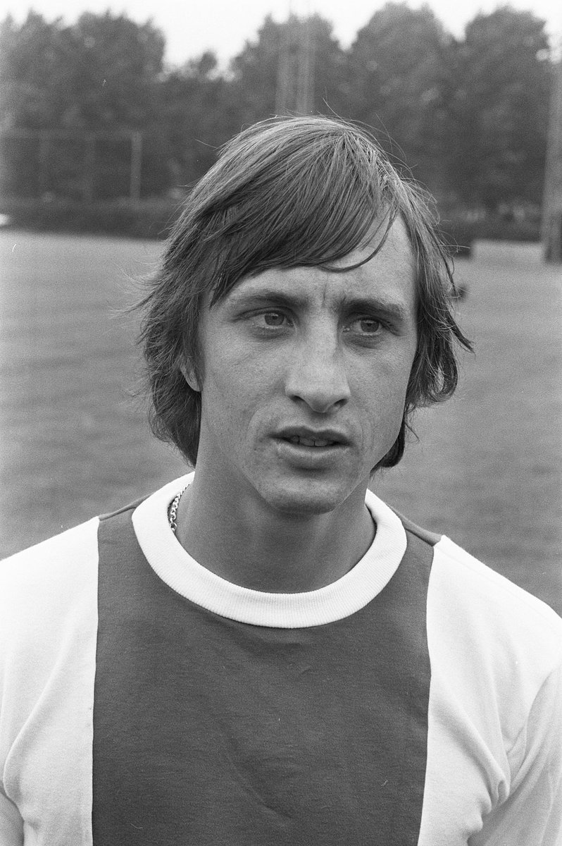 LMDL_VL's tweet photo. @GilchristLawson fait son entrée parmi l'équipe des chroniqueurs. Et pour se présenter, Gil met en avant le point final de chef d'oeuvre : le quatrième but de Johan Cruyff. #FootVL https://t.co/9waF70zVuF