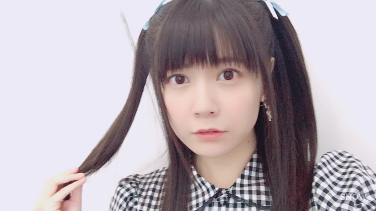 竹達 彩奈 ベストアルバムのミニ写真集ナチュラルバージョンの1枚 ギンガムチェックでさわやかに