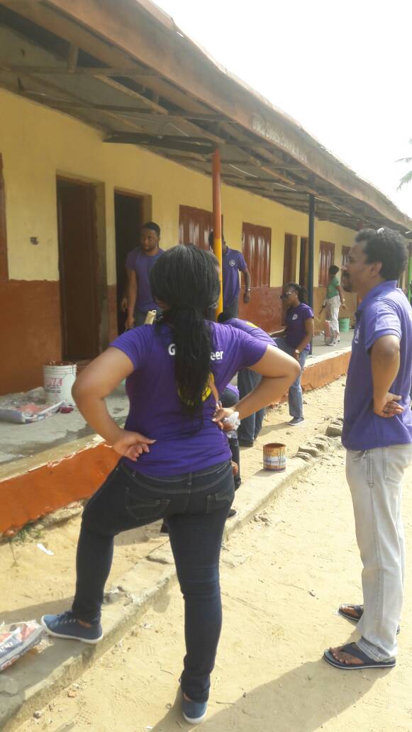 LadyPainterNG's tweet photo. #TheLadyPainter supporting @generalelectric staff to paint Adebule Primary School, Lagos.
#GEvolunteer #GE #csr #communityservice #education #environment #publicschool #Grababrush #Colouralife https://t.co/qBmsxWCrr8