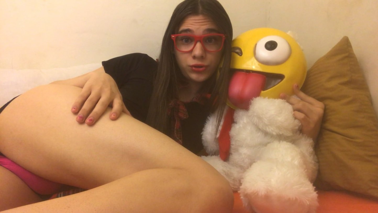Hey everyone -PLEASE follow the new twitter acct for @JessyBellYana - She does a awesome webcam show