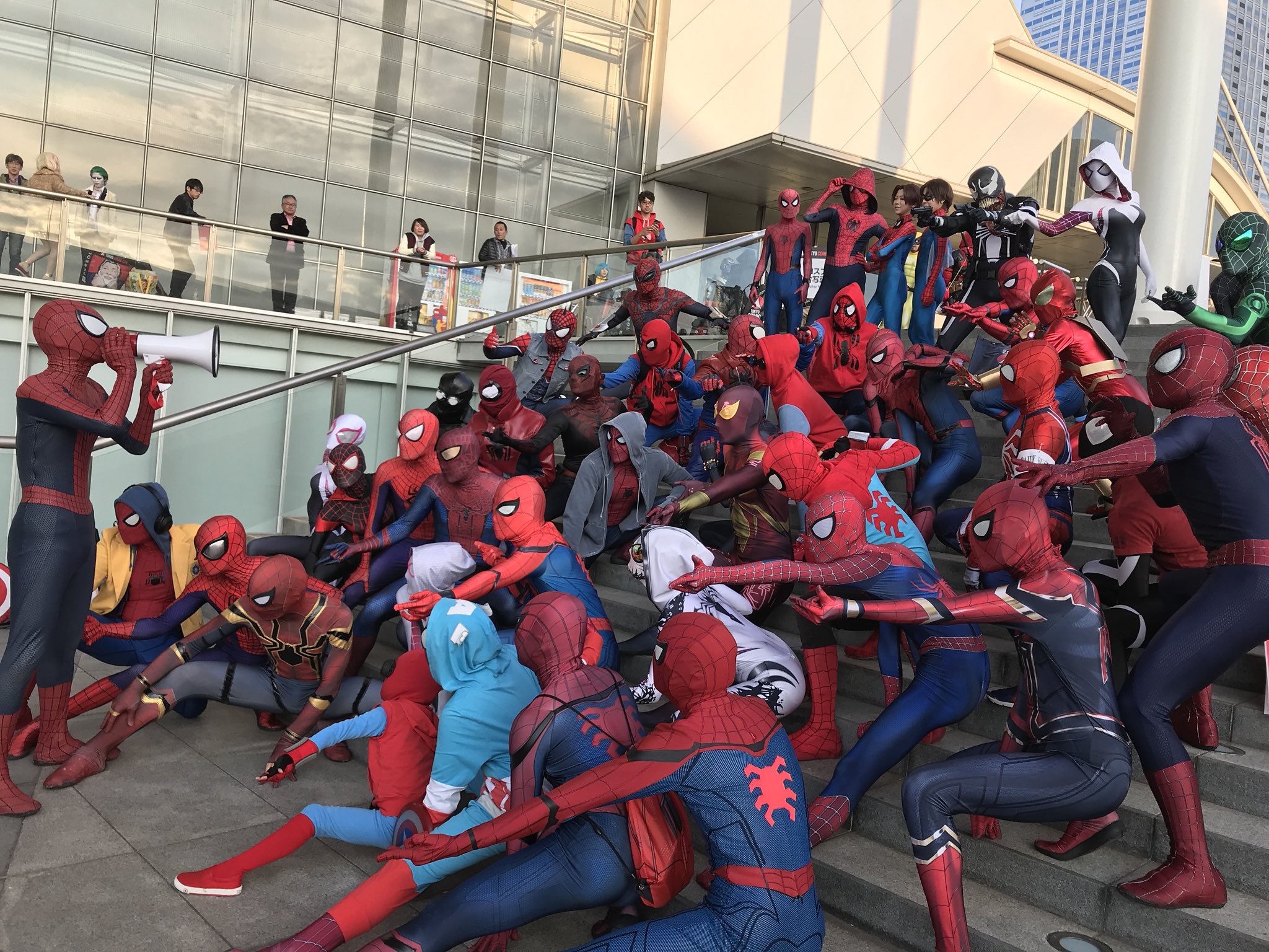 東京コミコンコスプレ事務局 スパイダーマンにスパイダーマンポーズの指導をしている スパイダーマン 東京コミコン 東京コミコンコスプレ T Co R80sgclcrb Twitter