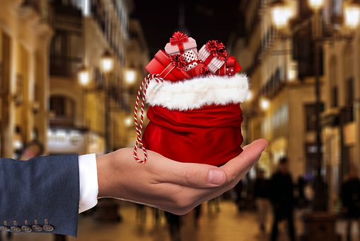 On average, an American will spend $906 on holiday gifts this year. That's up 20% from last year. Keep working!  #SaturdayMotivation #DebtToIncomeRatio #ConsumerConfidence #MoreOvertimePlease @MakeAmericaGreat