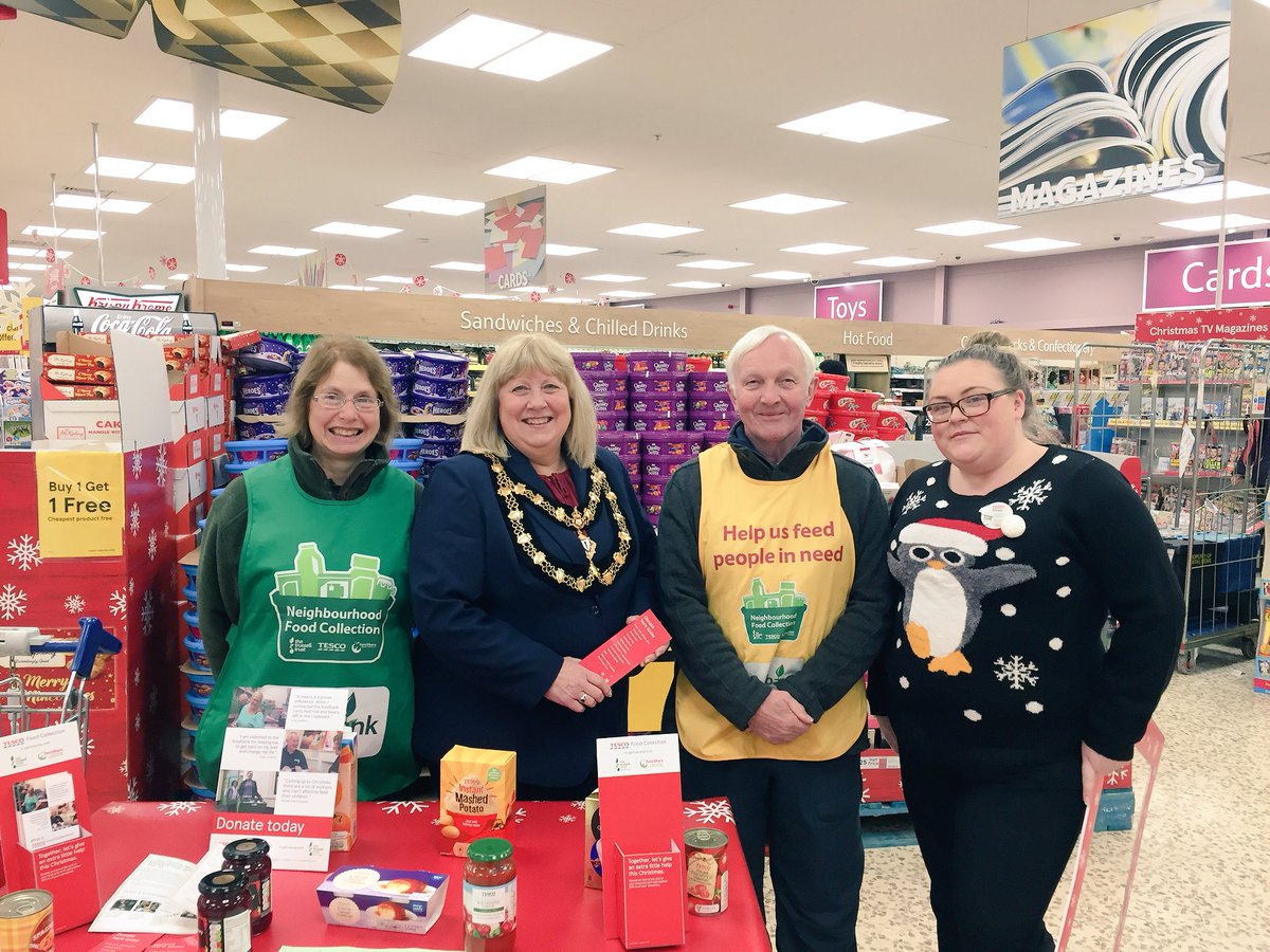 krustylou13's tweet photo. @TescoExtra2425 mayor of Dunstable come to support #everycanhelps @TrussellTrust #neighbourhoodfoodcollection https://t.co/f4ANHs5s9f