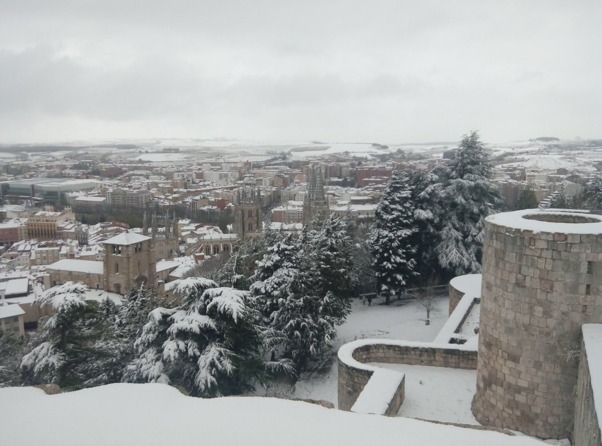 castillo_burgos's tweet photo. Así de bonito está nuestro castillo con la nevada https://t.co/iLbC9tzUKJ