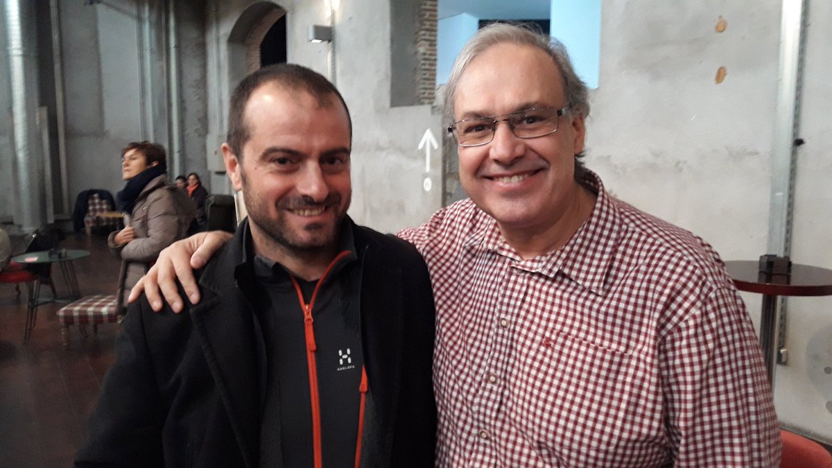 AlexMenzinsky's tweet photo. Con @jbarlx en #bye2baos2017 ¡qué grande es! Compartiendo retrospectivas distribuidas multiculturales, China, India, USA... https://t.co/Q5UoyCOIBH https://t.co/wzTIrzz17B